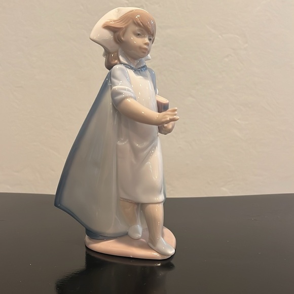 Lladro 6307 “Young Nurse” - Picture 7 of 8